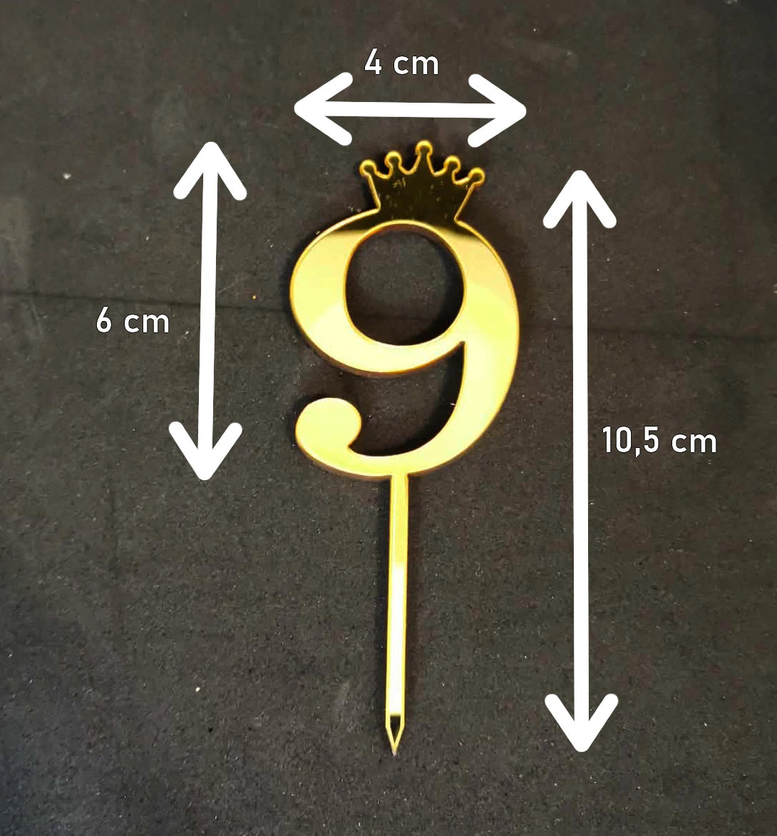 Cake Topper Chiffre Doré avec Couronne – Bois Solide et Écoresponsable