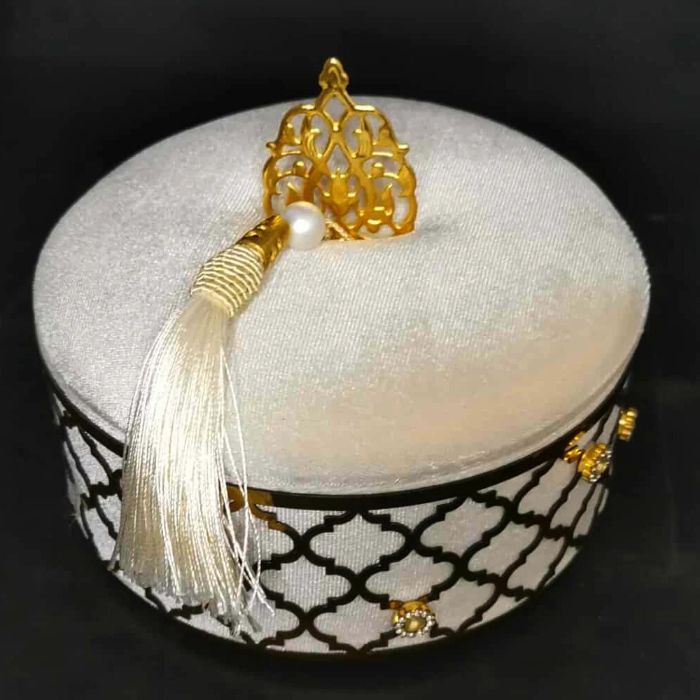 Boîte décorative orientale blanche et dorée – Coffret élégant avec pampille