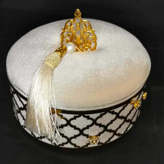 Boîte décorative orientale blanche et dorée – Coffret élégant avec pampille