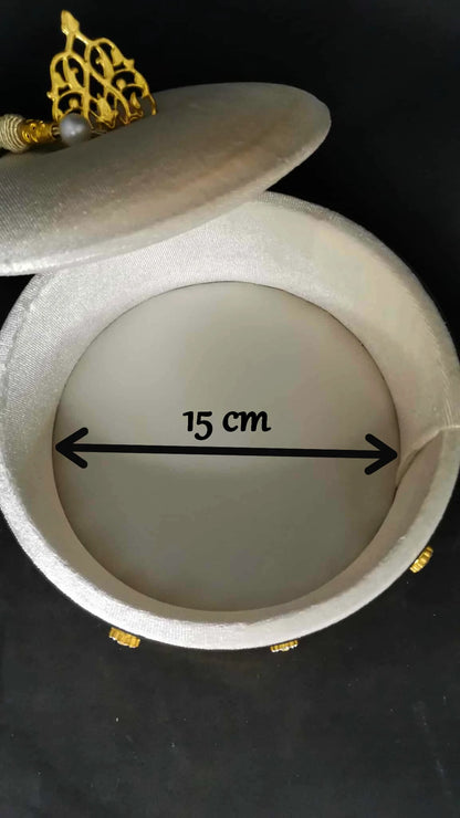 Boîte décorative orientale blanche et dorée – Coffret élégant avec pampille