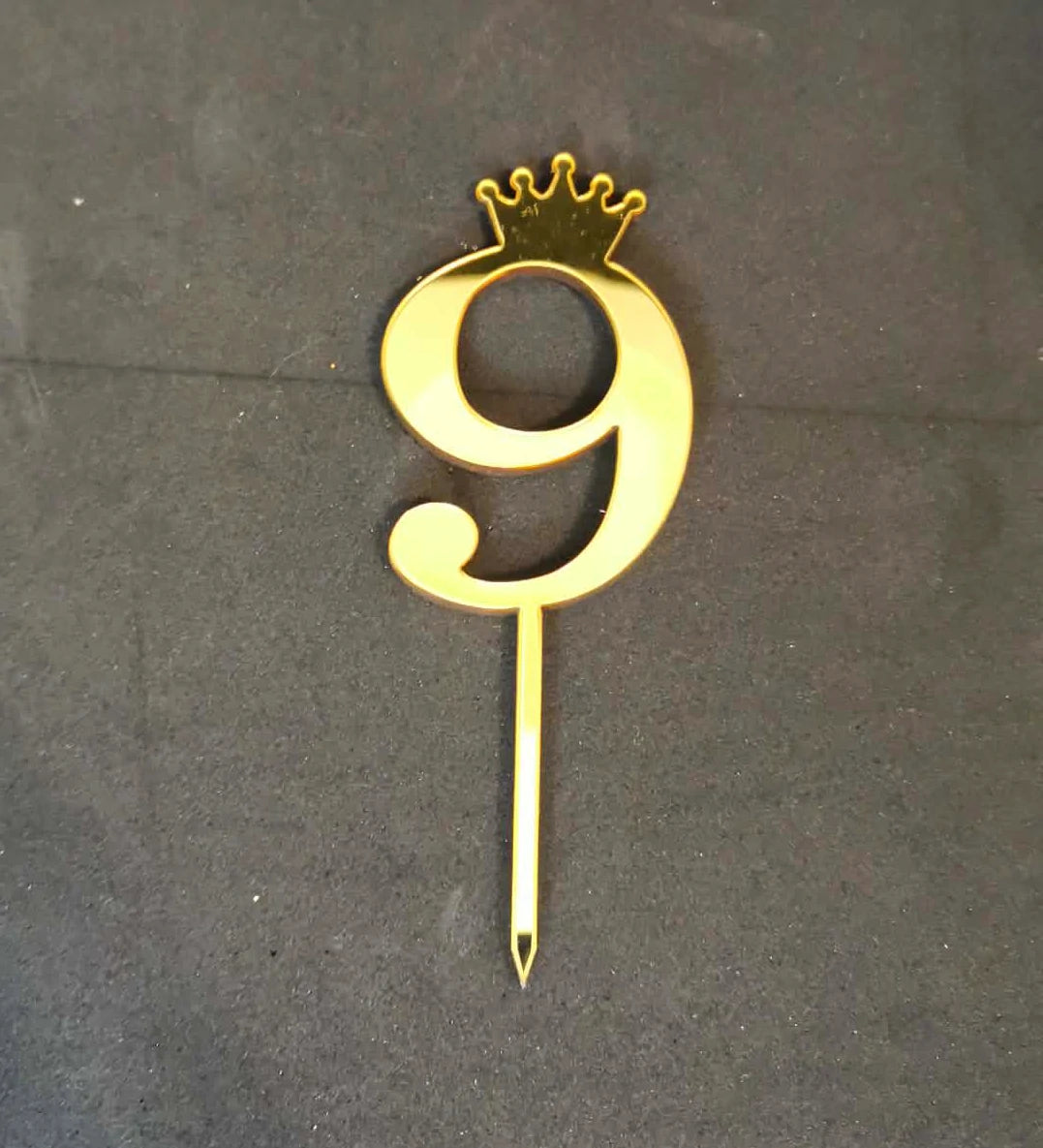 Cake Topper Chiffre  Doré avec Couronne – Bois Solide et Écoresponsable