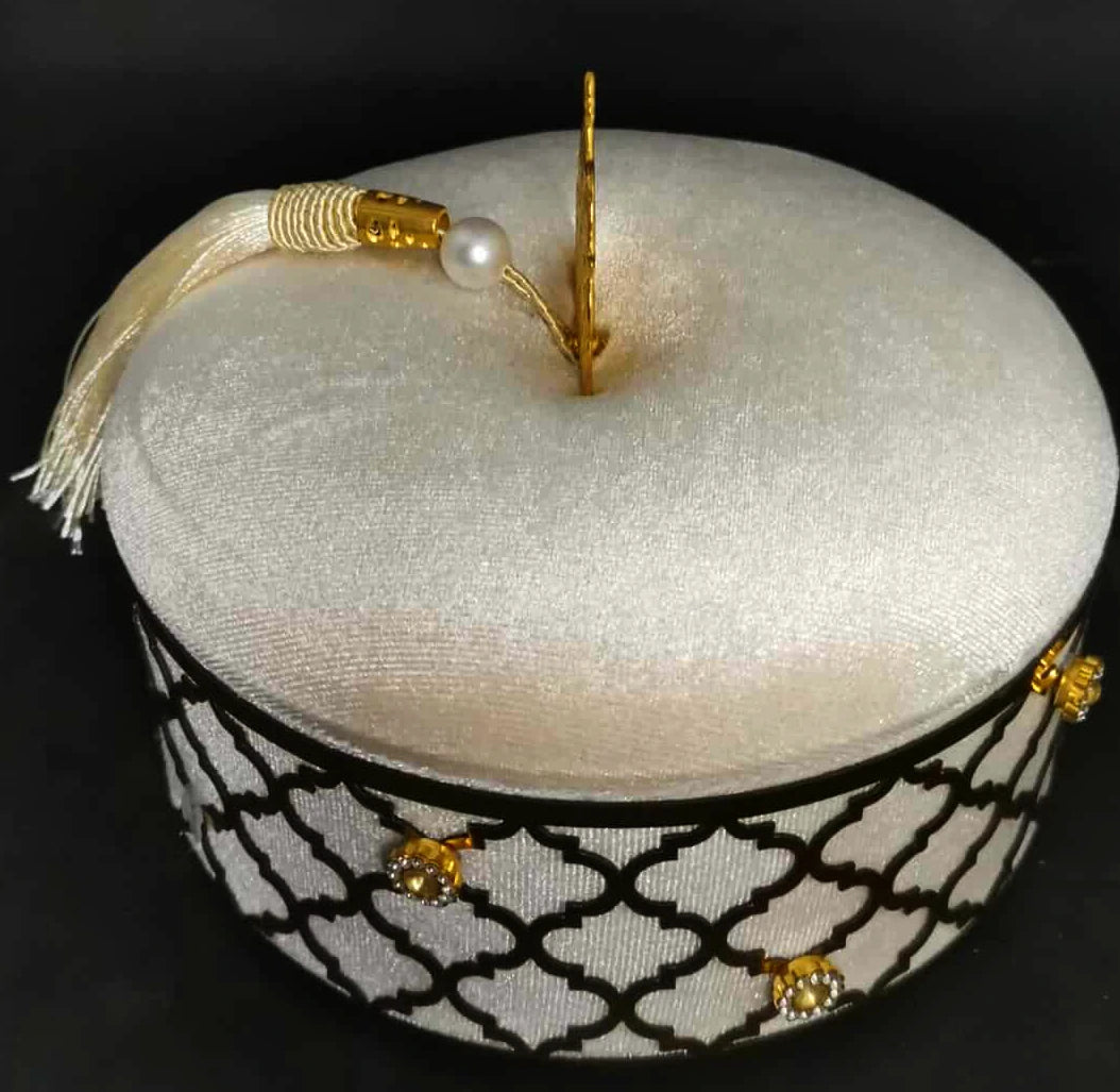 Boîte décorative orientale blanche et dorée – Coffret élégant avec pampille