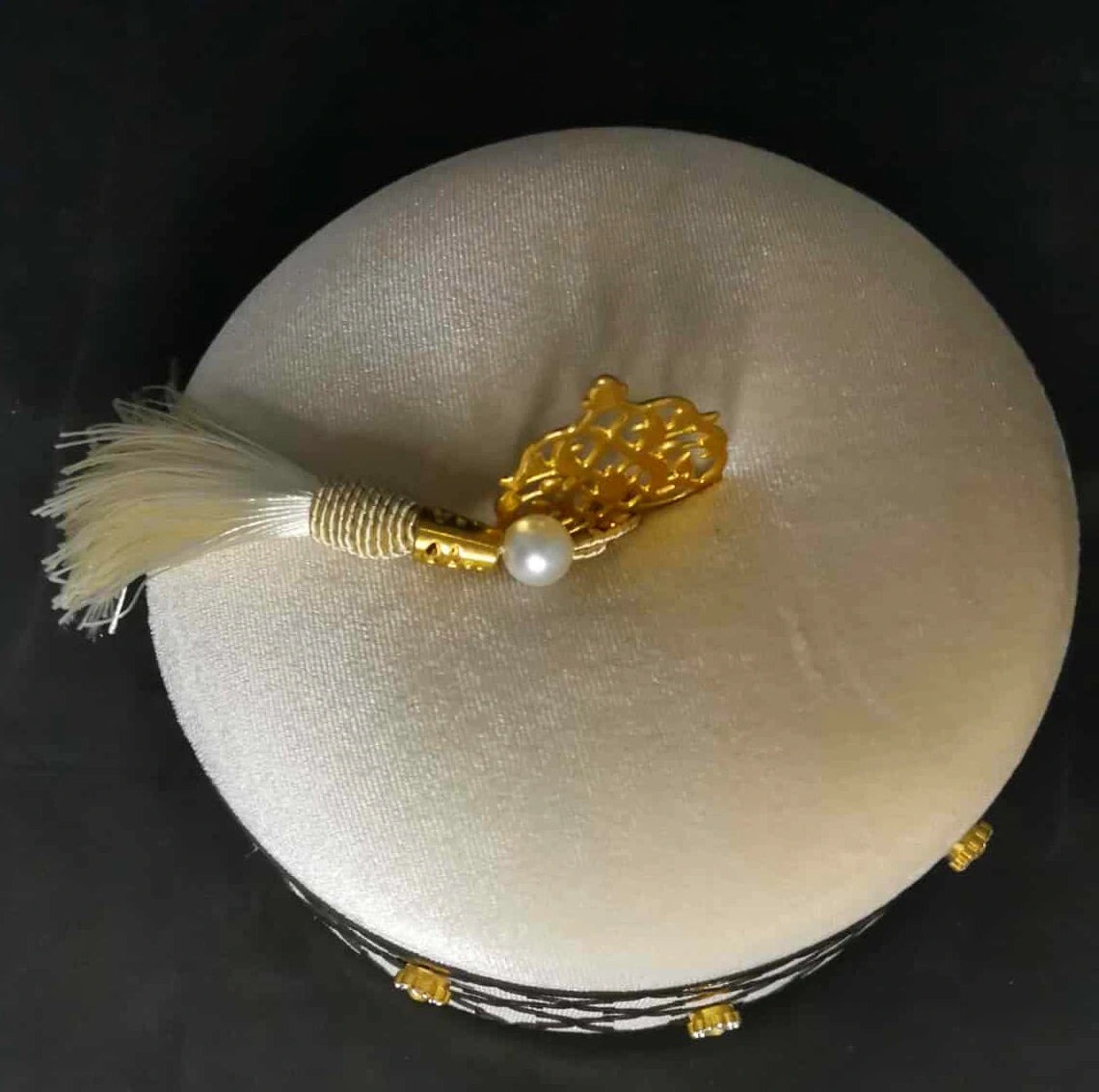 Boîte décorative orientale blanche et dorée – Coffret élégant avec pampille