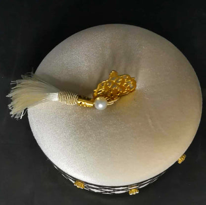 Boîte décorative orientale blanche et dorée – Coffret élégant avec pampille