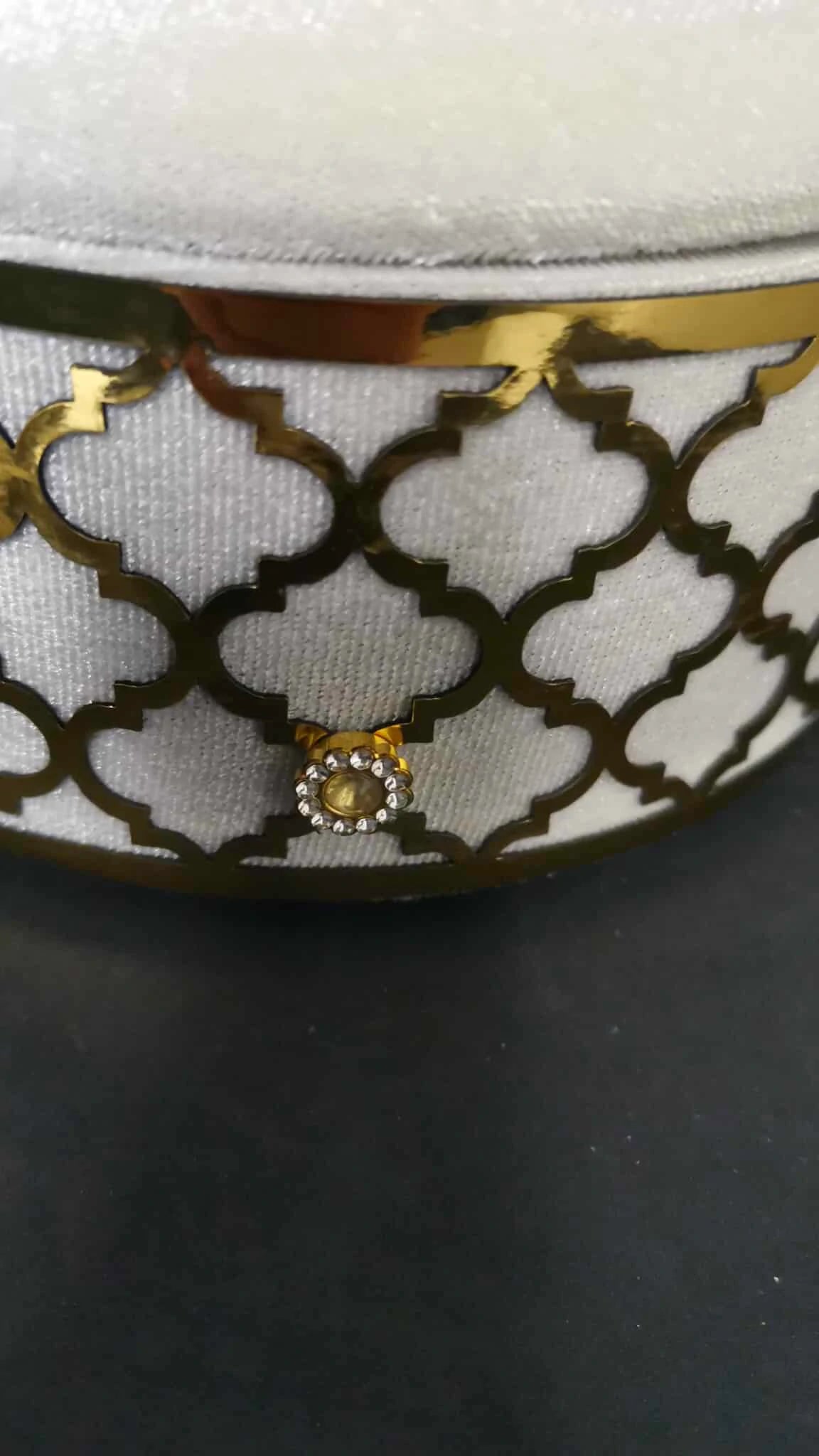 Boîte décorative orientale blanche et dorée – Coffret élégant avec pampille