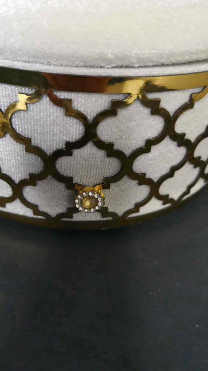 Boîte décorative orientale blanche et dorée – Coffret élégant avec pampille