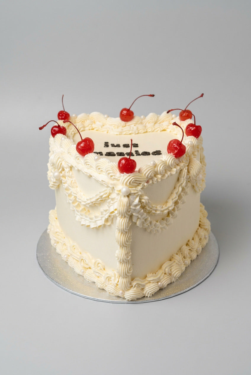 gâteau en forme de coeur et dentelle poché avec la crème