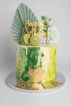 gâteau vert avec différents couleur verte , déco très artistique avec deux macarons verts 