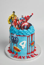 gâteau avenger avec des logo avenger , couleur bleu et du sang qui coule et dessus des personnages avenger spider man, hulk , capitan america...