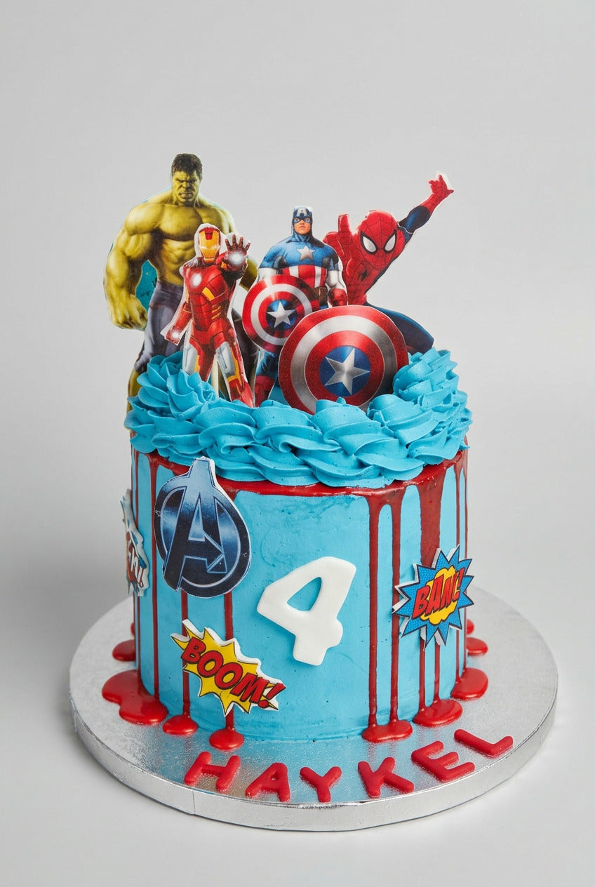 gâteau avenger avec des logo avenger , couleur bleu et du sang qui coule et dessus des personnages avenger spider man, hulk , capitan america...