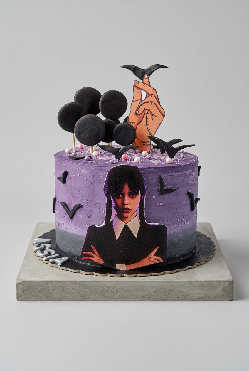 magnifique gâteau mercredi Adams couleur violet avec des chauves souris , des macarons noirs et la main au dessus