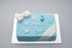 gâteau bleu clair pour anniversaire bébé avec dessus motif chaussure bébé biberon cheval en bois , hochet 