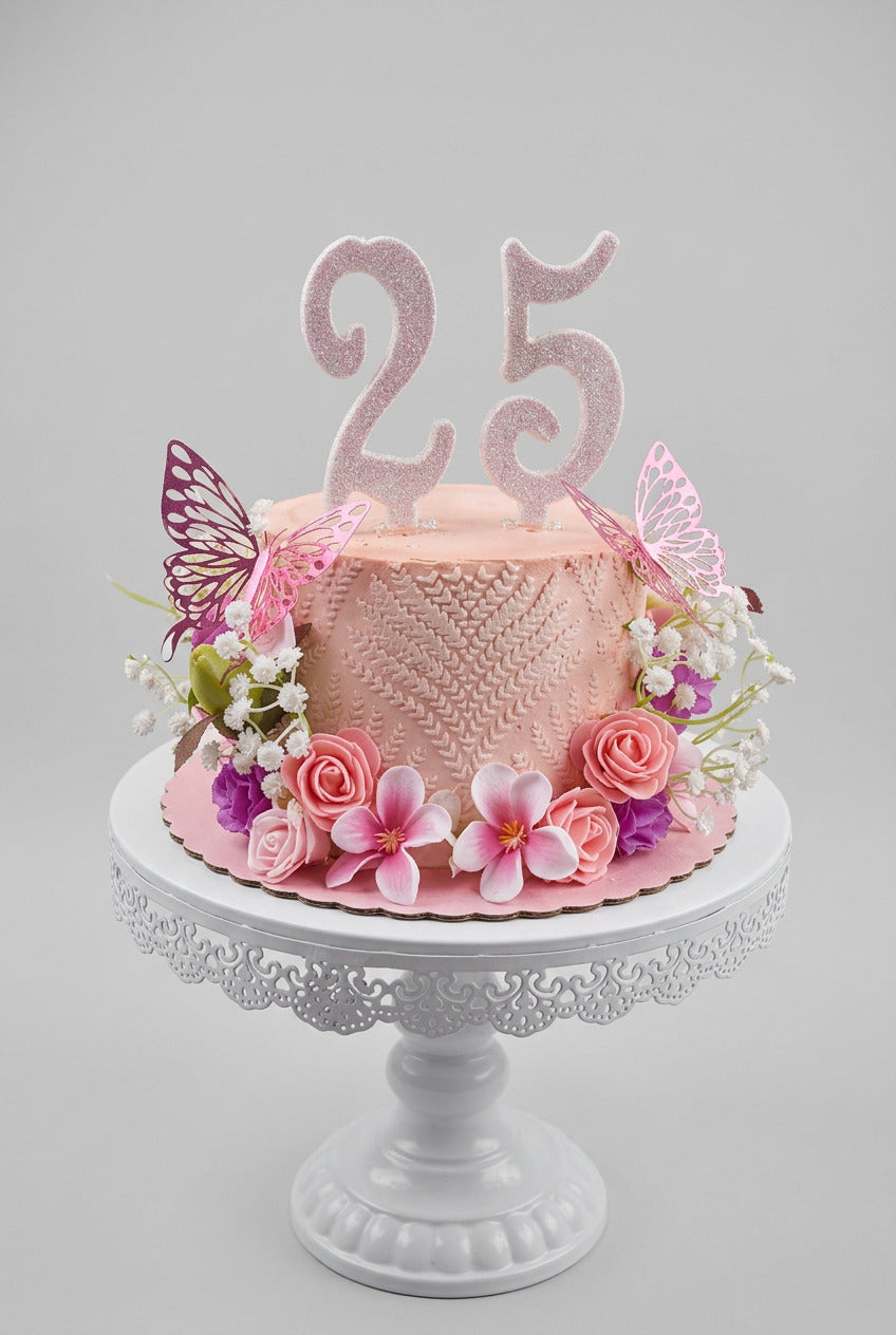 gateau style dentelle avec papillon et fleurs comestibles 