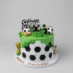 gateau en forme de ballon avec pelouse et divers joueurs en mouvement 