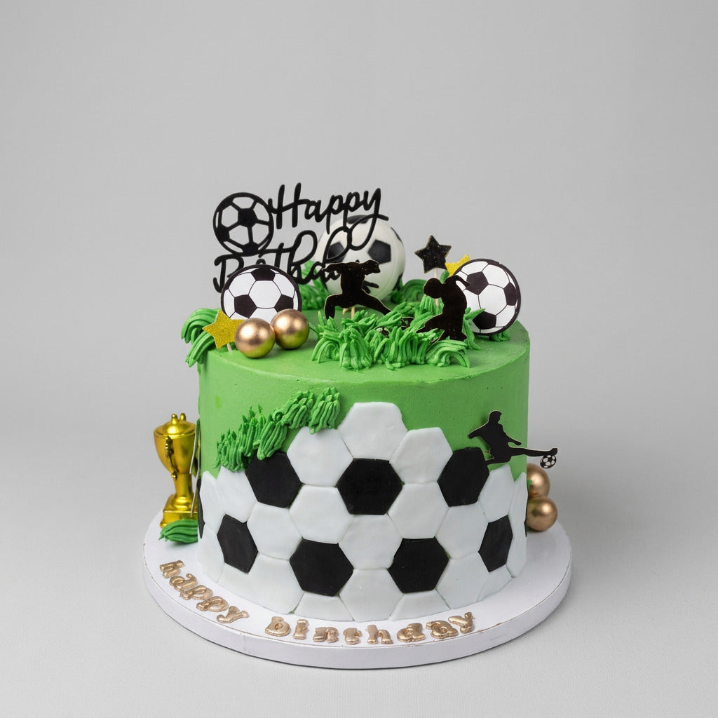 gateau en forme de ballon avec pelouse et divers joueurs en mouvement 