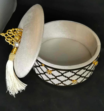 Boîte décorative orientale blanche et dorée – Coffret élégant avec pampille
