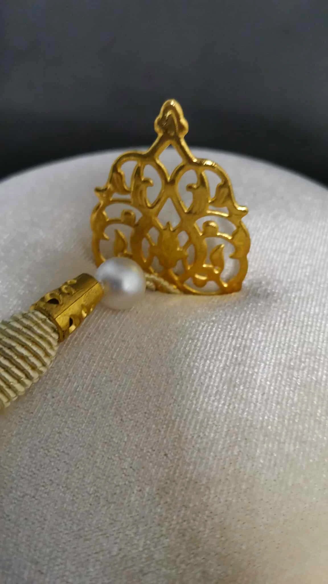 Boîte décorative orientale blanche et dorée – Coffret élégant avec pampille