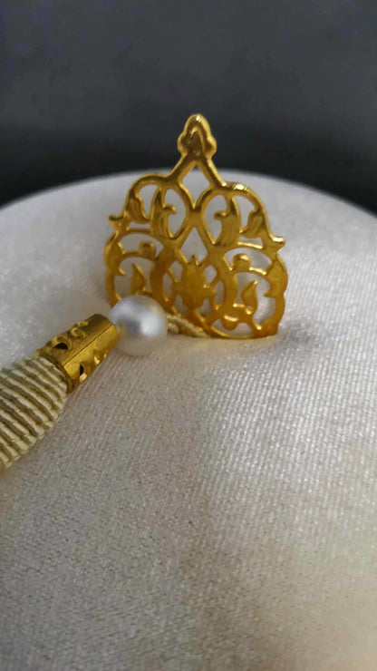 Boîte décorative orientale blanche et dorée – Coffret élégant avec pampille