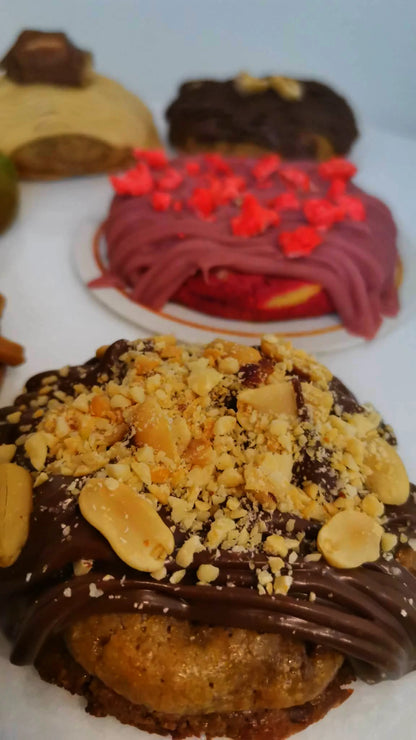 BOX 6 Cookies Fourrés Taille L (60g) 6 Saveurs Différentes: Framboise, Kinder Bueno, Speculos, Cacahuette Chocolat, Nutella, Pistache