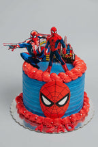 gateau spider man avec la tete de spider man dessus , couleur bleu et rouge et desssu des personnage de spider man en action 